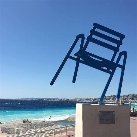 Chronique de la semaine 34 : La chaise bleue, un symbole mythique de Nice